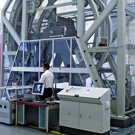 Mit dem Pendelschlagwerk können Schlagversuche bis 50000 J durchgeführt werden. Der Pendelhammer wiegt mehr als 2 t. Bild: Zwick Mit dem Pendelschlagwerk können Schlagversuche bis 50000 J durchgeführt werden. Der Pendelhammer wiegt mehr als 2 t. Bild: Zwick