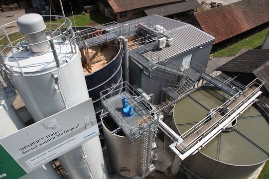 Sicht auf die Abwasserreinigungsanlage von Siemens bei der Albert Köhler GmbH & Co. KG in Gengenbach (Bild: Siemens) Sicht auf die Abwasserreinigungsanlage von Siemens bei der Albert Köhler GmbH & Co. KG in Gengenbach (Bild: Siemens)