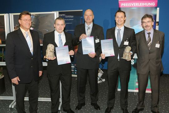 Auszeichnung der Preisträger des ABICOR-Innovationspreises 2010: DVS-Präsident Prof. Heinrich Flegel, die drei Preisträger Christian Schwalenberg, Dr. Jörg Zschetzsche und Sascha Rose sowie der Geschäftsführer der Alexander Binzel Schweisstechnik GmbH & Co. KG, Dr. Emil Schubert (v. l. n. r.) (Bild: DVS)