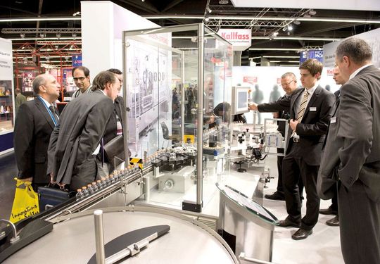 Die Hochleistungsetikettiermaschine schafft 30000 Objekte pro Stunde. (Bild: Bausch+Ströbel) Die Hochleistungsetikettiermaschine schafft 30000 Objekte pro Stunde. (Bild: Bausch+Ströbel)