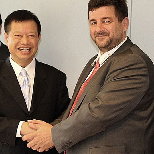 Wan Lung Liao, Präsident von CB Carbide, und Jacques Lanners, Sprecher des Vorstandes von Ceratizit, bei der Vertragsunterzeichnung. Bild: Ceratizit Wan Lung Liao, Präsident von CB Carbide, und Jacques Lanners, Sprecher des Vorstandes von Ceratizit, bei der Vertragsunterzeichnung. Bild: Ceratizit