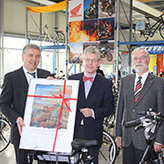 Ehrung vor Ort: Franz-Josef Feldkämper (v.li.) nimmt die Glückwünsche von Prof. Dr. Bodo Risch und Paul Osterbrink entgegen. Ehrung vor Ort: Franz-Josef Feldkämper (v.li.) nimmt die Glückwünsche von Prof. Dr. Bodo Risch und Paul Osterbrink entgegen.