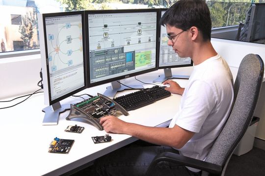 Ein Elektronikentwicklungssystem, das auch die Hardware einschließt, wird zu einer durchgängigen Designumgebung (Bild: Altium) Ein Elektronikentwicklungssystem, das auch die Hardware einschließt, wird zu einer durchgängigen Designumgebung (Bild: Altium)