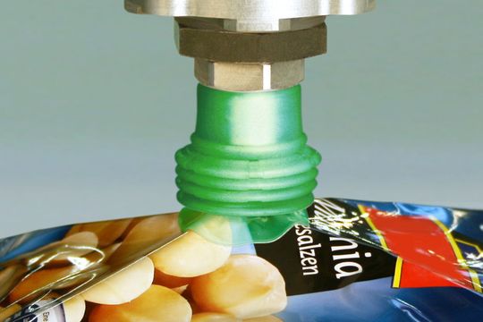 Dynamisches Handhaben von Kartonagen und eigenstabilen Verpackungen mit Sauggreifern aus Elastodur (Bild: Schmalz)