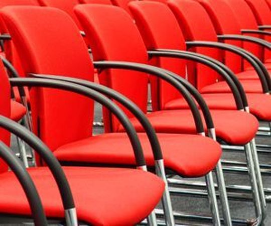 Um Mitarbeiter über Veränderungen zu informieren, setzen viele Firmen nach wie vor auf klassische Kommunikations-Maßnahmen (Bild: Peter-Kirchhof, pixelio) Um Mitarbeiter über Veränderungen zu informieren, setzen viele Firmen nach wie vor auf klassische Kommunikations-Maßnahmen (Bild: Peter-Kirchhof, pixelio)