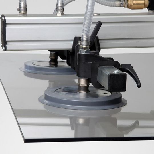 Die Saugplatten SGF von Schmalz bieten sicheren Halt auf glatten Oberflächen und heben flächige Werkstücke wie Glas- oder Kunststoffplatten, Solarmodule und Kollektoren beschädigungsfrei. Bild: Schmalz Die Saugplatten SGF von Schmalz bieten sicheren Halt auf glatten Oberflächen und heben flächige Werkstücke wie Glas- oder Kunststoffplatten, Solarmodule und Kollektoren beschädigungsfrei. Bild: Schmalz