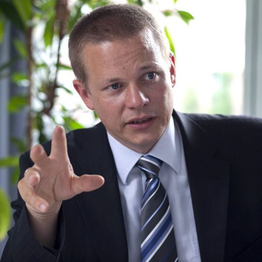 Ralph Böge, Logistics Operations Manager bei Tesa: „Green Logistics ist für Tesa ein wichtiges Ziel. Da spielt die Verwendung der maschinentauglichen Drei-Sterne-Europalette, die mit dem „Blauen Engel“ zertifiziert ist, genau rein.“ Bild: Tesa Ralph Böge, Logistics Operations Manager bei Tesa: „Green Logistics ist für Tesa ein wichtiges Ziel. Da spielt die Verwendung der maschinentauglichen Drei-Sterne-Europalette, die mit dem „Blauen Engel“ zertifiziert ist, genau rein.“ Bild: Tesa
