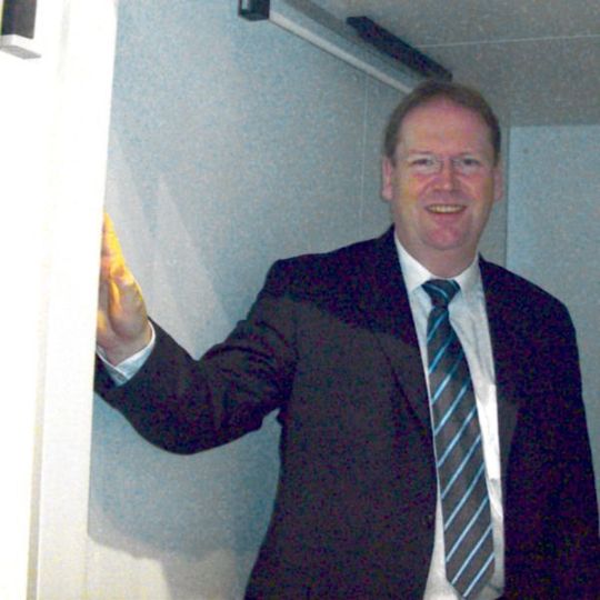 Rainer Schmitz, Verkaufsleiter bei Coilinter Internationaler Stahlservice, informiert sich über Pladur Luminous. In einer Kabine demonstriert Thyssen-Krupp, wie der Stahl durch das Beschichtungssystem im Dunkeln nachleuchtet.Bild: Munde Rainer Schmitz, Verkaufsleiter bei Coilinter Internationaler Stahlservice, informiert sich über Pladur Luminous. In einer Kabine demonstriert Thyssen-Krupp, wie der Stahl durch das Beschichtungssystem im Dunkeln nachleuchtet.Bild: Munde