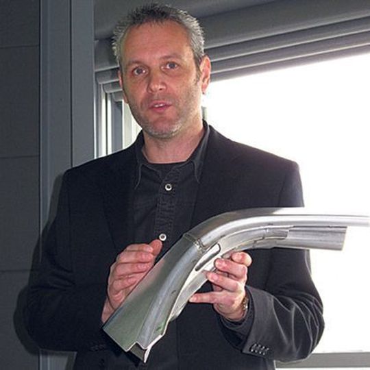 Werner Karner, Leiter Fügezentrum Versuchsbau bei Magna Steyr, präsentierte auf der Fronius-Pressekonferenz ein manuell geschweißtes Bauteil des Mercedes SLS. Bild: Kroh Werner Karner, Leiter Fügezentrum Versuchsbau bei Magna Steyr, präsentierte auf der Fronius-Pressekonferenz ein manuell geschweißtes Bauteil des Mercedes SLS. Bild: Kroh