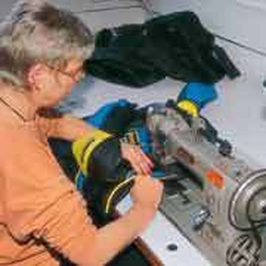 Professionelle Reparaturarbeiten bei beschädigten Bikerklamotten – Schwabenleder hilft. Professionelle Reparaturarbeiten bei beschädigten Bikerklamotten – Schwabenleder hilft.
