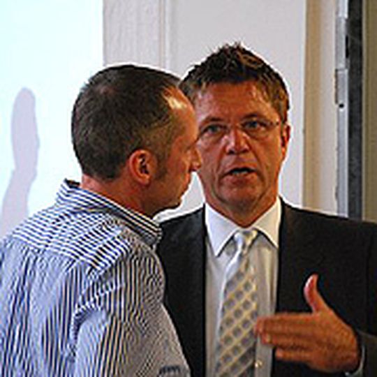 Die Besucher der Fachtagung für Freie Werkstätten und Servicebetriebe nutzten die Veranstaltung für Informationen aus erster Hand. Im Bild: Bundesinnungsmeister Wilhelm Hülsdonk (re.) im Gespräch. Die Besucher der Fachtagung für Freie Werkstätten und Servicebetriebe nutzten die Veranstaltung für Informationen aus erster Hand. Im Bild: Bundesinnungsmeister Wilhelm Hülsdonk (re.) im Gespräch.