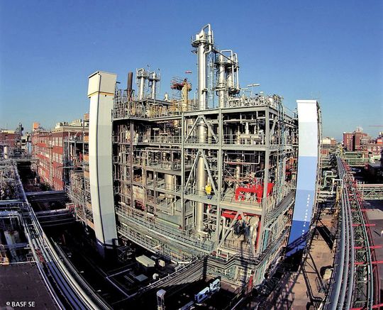 In der Deka-Fabrik wird heute eine hochmoderne Anlage zur Herstellung von Zwischenprodukten für die Pharmaindustrie, die Bauchemie und den Pflanzenschutz betrieben, zudem von Vorprodukten für Lacke, Desinfektionsmittel und Hilfsstoffe für die Polyurethanproduktion. (Bild: BASF) In der Deka-Fabrik wird heute eine hochmoderne Anlage zur Herstellung von Zwischenprodukten für die Pharmaindustrie, die Bauchemie und den Pflanzenschutz betrieben, zudem von Vorprodukten für Lacke, Desinfektionsmittel und Hilfsstoffe für die Polyurethanproduktion. (Bild: BASF)