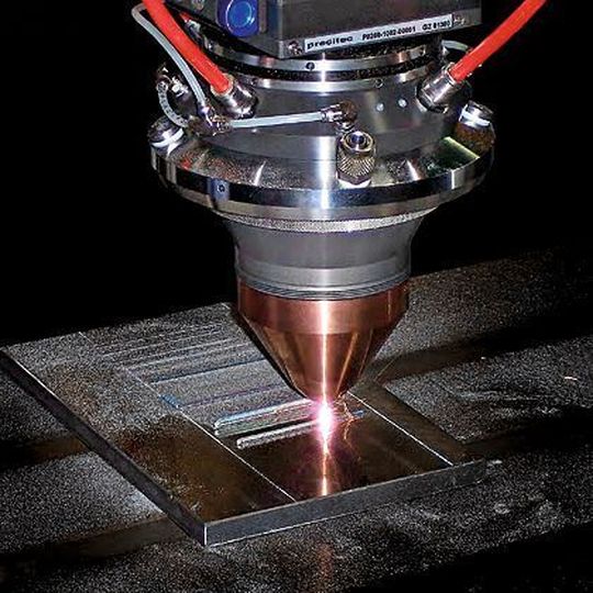 Das Pulverauftragschweißen mit Laser ermöglicht es, in präzisen Geometrien fein strukturierte Funktionsschichten aus härtbaren, zähen oder verschleißfesten Werkstoffen aufzutragen. Bild: Precitec Das Pulverauftragschweißen mit Laser ermöglicht es, in präzisen Geometrien fein strukturierte Funktionsschichten aus härtbaren, zähen oder verschleißfesten Werkstoffen aufzutragen. Bild: Precitec