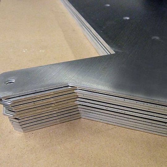 Hochwertige Blechteile erfordern auch eine entsprechende Kantenbearbeitung. Hochwertige Blechteile erfordern auch eine entsprechende Kantenbearbeitung.