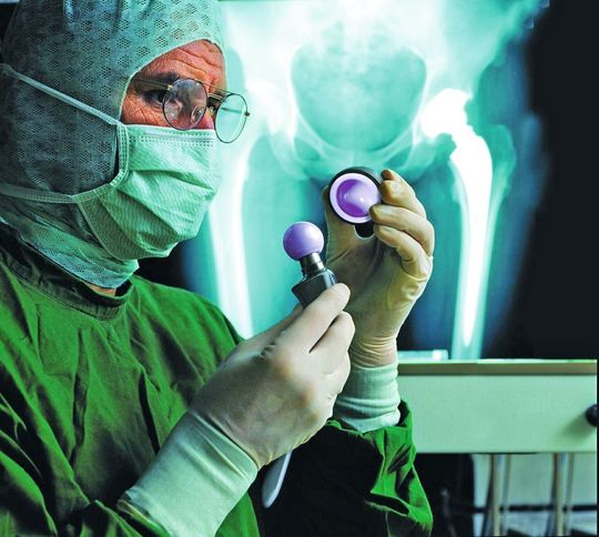 Szene während einer Hüftgelenkoperation. (Bild: Bilder: CeramTec)