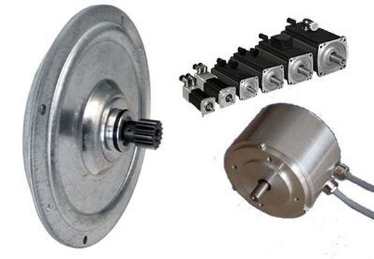 Scheibenläufermotoren (links), kleine Servomotoren (oben) und Drehstrom-Synchron-Außenläufermotoren (rechts unten) für die Medizin- und Rehatechnik. (Bild: Baumüller)