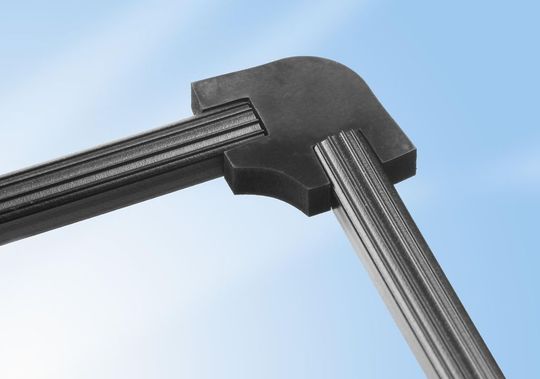 Profildichtungen und Verbindungsstücke lassen sich auf einfache Weise zu einer Dichtung für große Batteriegehäuse zusammenfügen. (Bild: Freudenberg)