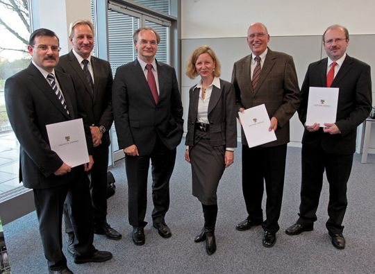 Minister Haseloff mit Förderbescheidempfängern: v.l.n.r.: Frank Weiße (IAB Bitterfeld), Dr. Michael Pies (Lanxess Deutschland), Dr. Reiner Haseloff (Wirtschaftsminister Sachsen-Anhalt), Dr. Nadja Hermsdorf (IAB Bitterfeld), Prof. Dr. Michael Schenk (Fraunhofer IFF Magdeburg ), Prof. Dr. Andreas Heilmann (Fraunhofer IWM Halle) (Bild: Fraunhofer IFF/ Dirk Mahler) Minister Haseloff mit Förderbescheidempfängern: v.l.n.r.: Frank Weiße (IAB Bitterfeld), Dr. Michael Pies (Lanxess Deutschland), Dr. Reiner Haseloff (Wirtschaftsminister Sachsen-Anhalt), Dr. Nadja Hermsdorf (IAB Bitterfeld), Prof. Dr. Michael Schenk (Fraunhofer IFF Magdeburg ), Prof. Dr. Andreas Heilmann (Fraunhofer IWM Halle) (Bild: Fraunhofer IFF/ Dirk Mahler)