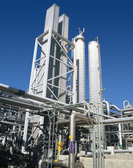 Siemens Water Technologies hat von der PetroChina Company Limited in Daqing, Provinz Heilongjiang, China, den Auftrag erhalten, ein Zimpro-Nassluftoxidationssystem (im Bild) für die Abwasseraufbereitung in einer Ethylenanlage zu liefern. Damit sollen sulfidische Ablaugen behandelt werden, die bei der Herstellung von Ethylen entstehen. Das energieeffiziente Nassluftoxidationssystem zersetzt geruchsintensive Sulfide und erzeugt biologisch abbaubares Abwasser, das an konventionelle Aufbereitungsanlagen übergeben werden kann. Mit der Installation in Daqing können stündlich 22,7 Kubikmeter Abwasser behandelt werden. (Bild: Siemens) Siemens Water Technologies hat von der PetroChina Company Limited in Daqing, Provinz Heilongjiang, China, den Auftrag erhalten, ein Zimpro-Nassluftoxidationssystem (im Bild) für die Abwasseraufbereitung in einer Ethylenanlage zu liefern. Damit sollen sulfidische Ablaugen behandelt werden, die bei der Herstellung von Ethylen entstehen. Das energieeffiziente Nassluftoxidationssystem zersetzt geruchsintensive Sulfide und erzeugt biologisch abbaubares Abwasser, das an konventionelle Aufbereitungsanlagen übergeben werden kann. Mit der Installation in Daqing können stündlich 22,7 Kubikmeter Abwasser behandelt werden. (Bild: Siemens)