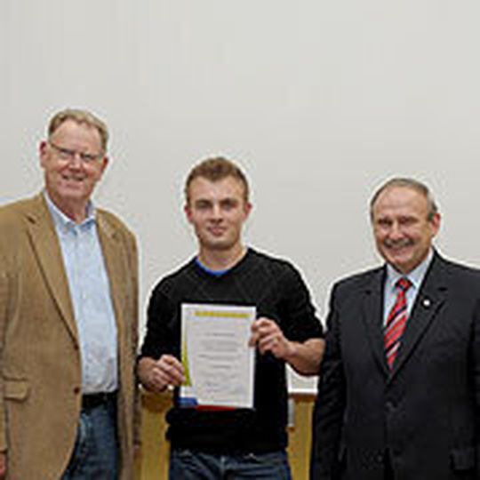 Bundessieger Fachbereich „Motorrad“ Moritz Hägele mit Bundesinnungsmeister Ernst Brehm (re.) und Jürgen Hunkeler. Bundessieger Fachbereich „Motorrad“ Moritz Hägele mit Bundesinnungsmeister Ernst Brehm (re.) und Jürgen Hunkeler.