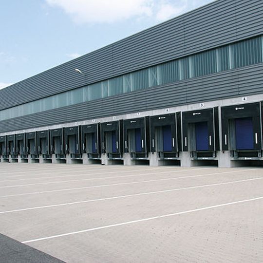 Auch bei größeren Anlagen sollte die Entscheidung für ein Verladesystem nach den Kosten getroffen werden, die während des gesamten Lebenszyklus anfallen. Bild: Promstahl Auch bei größeren Anlagen sollte die Entscheidung für ein Verladesystem nach den Kosten getroffen werden, die während des gesamten Lebenszyklus anfallen. Bild: Promstahl