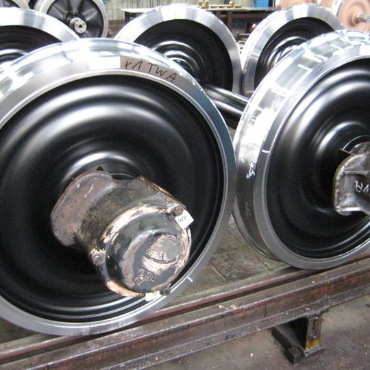 Die Radsatzfabrik Ilsenburg fertigt Radsätze für Schienenfahrzeuge. Um das hohe Produktionspensum bewältigen zu können, müssen die internen und externen Materialflüsse optimal laufen. Bild: Mips Consulting Die Radsatzfabrik Ilsenburg fertigt Radsätze für Schienenfahrzeuge. Um das hohe Produktionspensum bewältigen zu können, müssen die internen und externen Materialflüsse optimal laufen. Bild: Mips Consulting