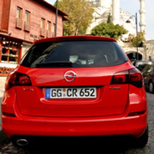 Der neue Astra-Kombi fängt bei 18.000 Euro an. Der neue Astra-Kombi fängt bei 18.000 Euro an.