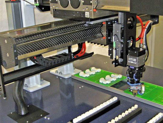 Die CFK-Achsen machen diesen Exotenbestücker doppelt effektiv: Sie sparen Energie und steigern die Produktivität. (Bild: Schunk)