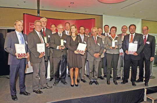 Stolz präsentieren sich die Gewinner des 10. eGovernment-Wettbewerbs Stolz präsentieren sich die Gewinner des 10. eGovernment-Wettbewerbs