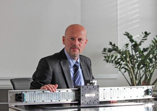 "Mit der Linearmotorenserie LMS E2 stehen Präzision und Dynamik der Lineartechnik zum Preis konventioneller Antriebslösungen zur Verfügung", so KML-Geschäftsführer Andreas Wiedrich. (Bild: KML Linear Motion Technology)