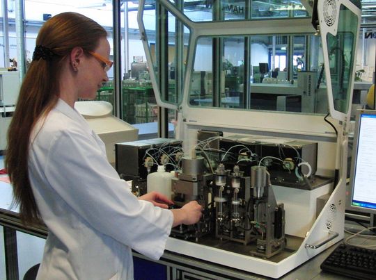 Abb. 1: Das Minilabor im Praxiseinsatz beim Milchprüfring Bayern (MPR) in Wolnzach. Abb. 1: Das Minilabor im Praxiseinsatz beim Milchprüfring Bayern (MPR) in Wolnzach.