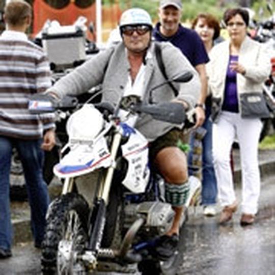 Dort, wo es in den Sommermonaten zwischen 22 und 26 Tagen geregnet hat, haben BMW-Biker mit „Sunshine Leasing-Vertrag“ Anspruch auf Kohle aus München. Dort, wo es in den Sommermonaten zwischen 22 und 26 Tagen geregnet hat, haben BMW-Biker mit „Sunshine Leasing-Vertrag“ Anspruch auf Kohle aus München.