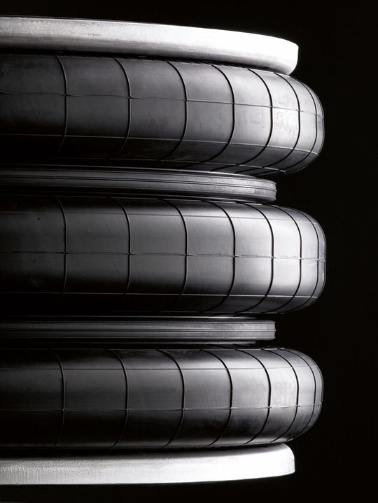 Dreifaltenbälge von ContiTech sind zur Schwingungsisolierung in größeren Anwendungen geeignet. (Bild: ContiTech)