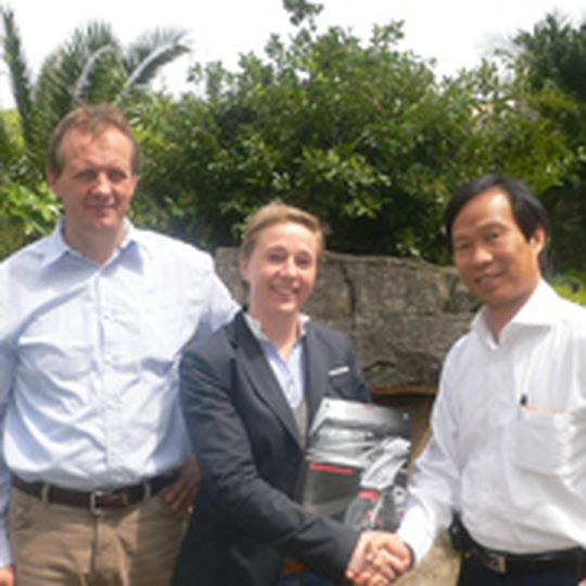 Stolz auf die innovative Kooperation: CPI-Inhaber Jack Chu (re.) mit Kreidler-Geschäftsführerin Severine Lönne (Mitte) und Produktmanager Andre Fuchs (li.). Stolz auf die innovative Kooperation: CPI-Inhaber Jack Chu (re.) mit Kreidler-Geschäftsführerin Severine Lönne (Mitte) und Produktmanager Andre Fuchs (li.).
