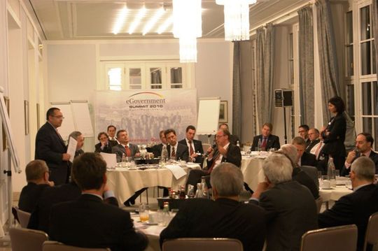 Angeregte Diskussionen beim 3. eGovernment Summit Angeregte Diskussionen beim 3. eGovernment Summit