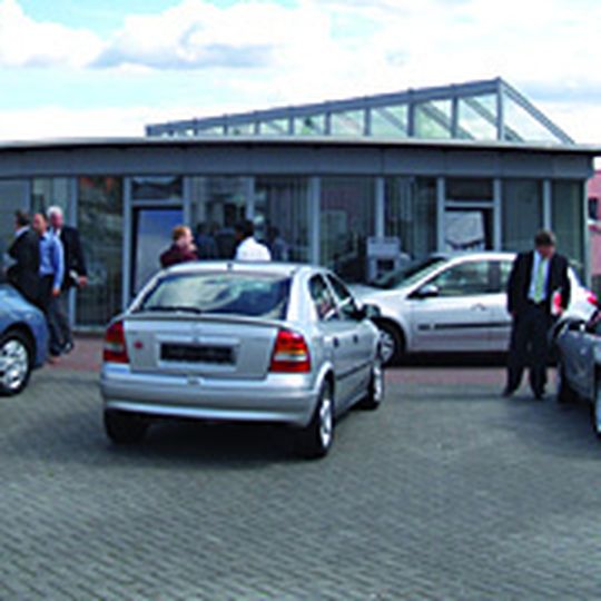 Das Verwaltungsgebäude des Autohauses Hirch bildet gleichzeitig das Eingangstor zum großen Gebrauchtwagenplatz. Das Verwaltungsgebäude des Autohauses Hirch bildet gleichzeitig das Eingangstor zum großen Gebrauchtwagenplatz.