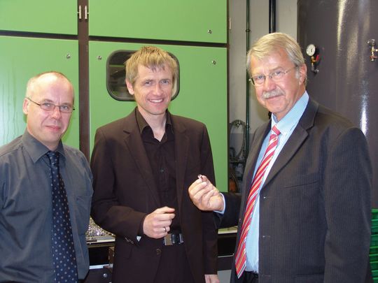 Zufrieden mit den beiden neuen V3-Reinigungsanlagen (v.l.n.r.): Euscher-Prozessentwickler Marcus Toddebusch, Geschäftsführer Jens Euscher-Klingenhagen und Werner Gebauer, Vertriebsingenieur bei Pero. Zufrieden mit den beiden neuen V3-Reinigungsanlagen (v.l.n.r.): Euscher-Prozessentwickler Marcus Toddebusch, Geschäftsführer Jens Euscher-Klingenhagen und Werner Gebauer, Vertriebsingenieur bei Pero.