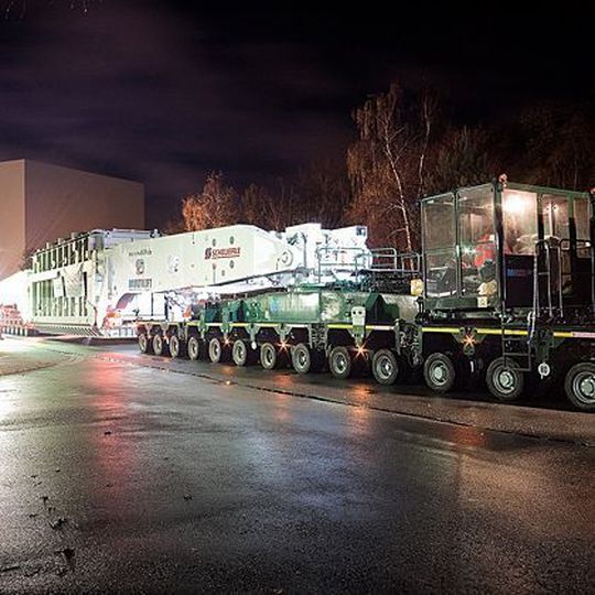 Auf einem Scheuerle-Spezialtransporter hat der schwerste jemals von Siemens gebaute Transformator das Werk in Nürnberg verlassen. Bild: Siemens Auf einem Scheuerle-Spezialtransporter hat der schwerste jemals von Siemens gebaute Transformator das Werk in Nürnberg verlassen. Bild: Siemens