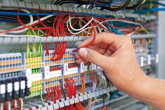 Die werkzeuglose Verdrahtung mit PIT-Reihenklemmen erfolgt mit nur einer Hand – auch bei beengten Platzverhältnissen oder schwer zugänglichen Stellen. Bild: Phoenix Contact Die werkzeuglose Verdrahtung mit PIT-Reihenklemmen erfolgt mit nur einer Hand – auch bei beengten Platzverhältnissen oder schwer zugänglichen Stellen. Bild: Phoenix Contact