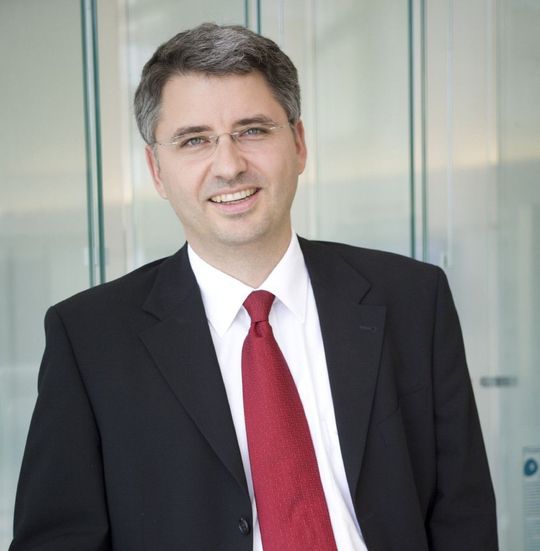 „Die beschlossenen Maßnahmen sind notwendig, um den nachhaltigen Unternehmenserfolg von Roche sicherzustellen“, sagt Sverin Schwan, CEO der Roche-Gruppe. „Die beschlossenen Maßnahmen sind notwendig, um den nachhaltigen Unternehmenserfolg von Roche sicherzustellen“, sagt Sverin Schwan, CEO der Roche-Gruppe.