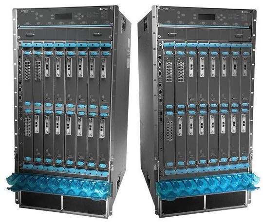 Der Core Router T4000 ist mit einem Datendurchsatz von 3,84 Terabit pro Sekunde laut Juniper der schnellste IP/MPLS Router der Welt Der Core Router T4000 ist mit einem Datendurchsatz von 3,84 Terabit pro Sekunde laut Juniper der schnellste IP/MPLS Router der Welt