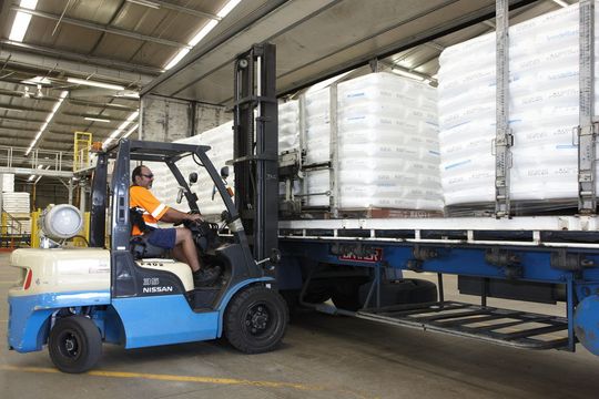 Durch eine höhere Sauberkeit und die klarere Anordnung der Paletten ist auch der Staplerbetrieb sicherer geworden. (Bild: Beumer)