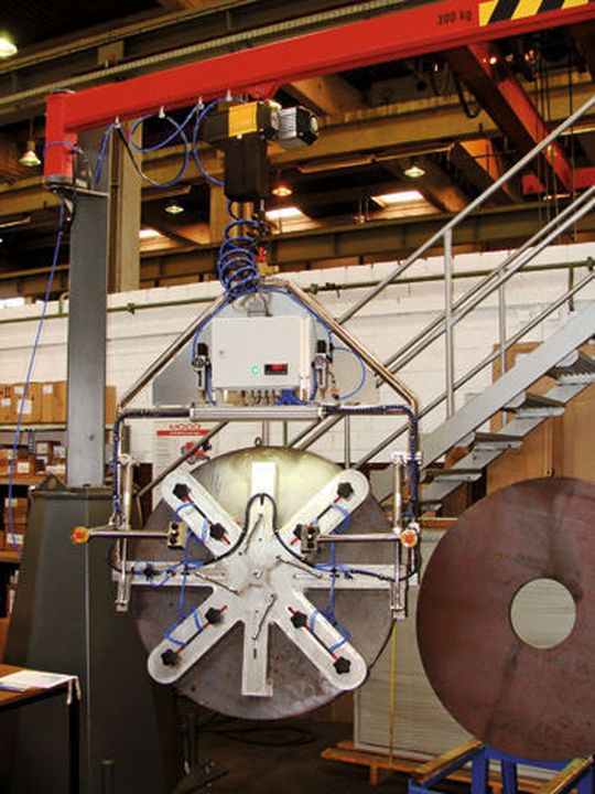 Die Kombination von magnetischen und mechanischen Kontakt- und Spannelementen im Hebegerät ermöglicht die Handhabung von Coils bis 1600 mm Außendurchmesser. Bild: KB Anlagentechnik Die Kombination von magnetischen und mechanischen Kontakt- und Spannelementen im Hebegerät ermöglicht die Handhabung von Coils bis 1600 mm Außendurchmesser. Bild: KB Anlagentechnik