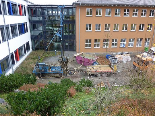 Bohrung für das Geothermieprojekt der Kreisverwaltung des hessischen Vogelsbergkreises. Bohrung für das Geothermieprojekt der Kreisverwaltung des hessischen Vogelsbergkreises.