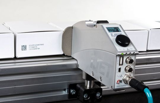 Der kompakte Tintenstrahldrucker iJET für die Beschriftung saugfähiger und nicht-poröser Oberflächen lässt sich auch in komplexe Track&Trace-Anlagen integrieren. (Bild: Bluhm Systeme)