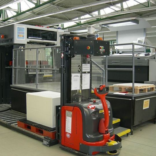Das Lagerverwaltungssystem dokumentiert detailgetreu den Weg, den die Paletten mit dem fahrerlosen Transportsystem zurücklegen. Bild: Colordruck Baiersbronn Das Lagerverwaltungssystem dokumentiert detailgetreu den Weg, den die Paletten mit dem fahrerlosen Transportsystem zurücklegen. Bild: Colordruck Baiersbronn