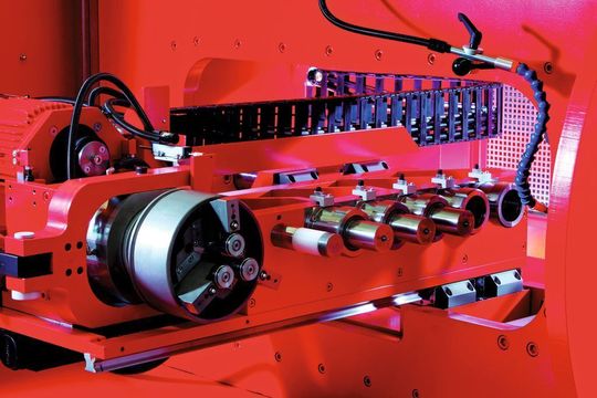 Durch die Verkettung einzelner Maschinen erreicht Transfluid eine durchgehende Rohrbearbeitung; als Beispiel gilt die Kombination aus einer Axial-Umformmaschine (REB 632-5) mit einer Rollier-Umformung (SRM 622). Bild: Transfluid Durch die Verkettung einzelner Maschinen erreicht Transfluid eine durchgehende Rohrbearbeitung; als Beispiel gilt die Kombination aus einer Axial-Umformmaschine (REB 632-5) mit einer Rollier-Umformung (SRM 622). Bild: Transfluid