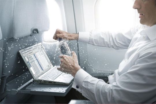 Netbooks leben gefährlich. Sie werden ertränkt,... Netbooks leben gefährlich. Sie werden ertränkt,...