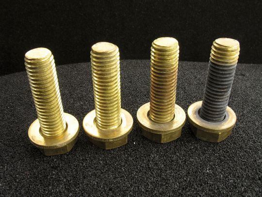 Befestigungsschrauben aus Messung im Schadgastest: Einfluss von Ammoniak und feuchte Wärme (von links nach rechts: Anlieferzustand, nach 24,72, und 240 Stunden)