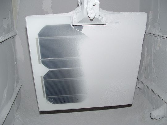 Sand- und Staub-Test an Abdeckgläsern: In diesem Versuchsaufbau wird die Probe von unten mit dem Sand-Staub-Gemisch beschossen